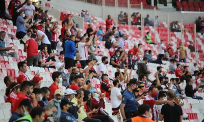 Sivassporlu taraftarlar tribünlerde