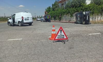 Sivas’ta hafif ticari araçlar çarpıştı: 3 yaralı