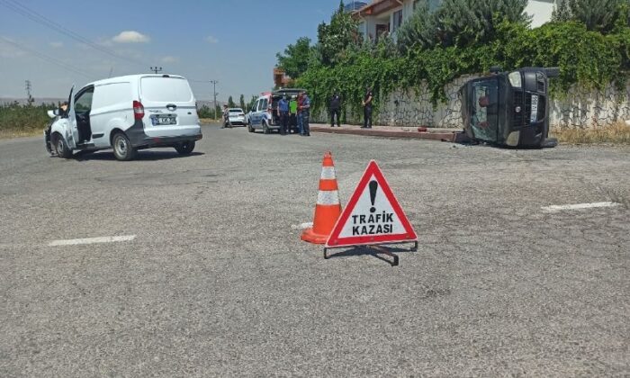 Sivas’ta hafif ticari araçlar çarpıştı: 3 yaralı