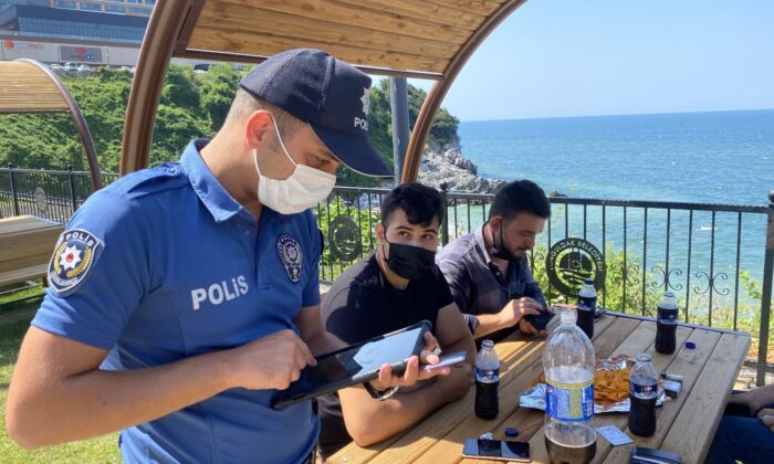 Sosyal mesafe ve maske denetimi yapıldı