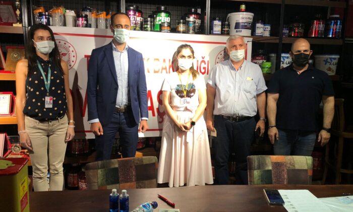 Spor salonunda aşı standı kuruldu