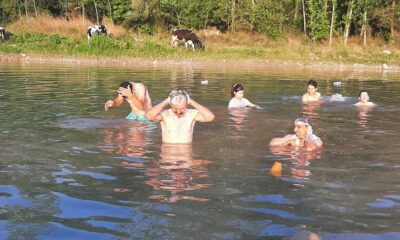 Su kesintilerini protesto için derede banyo yaptılar