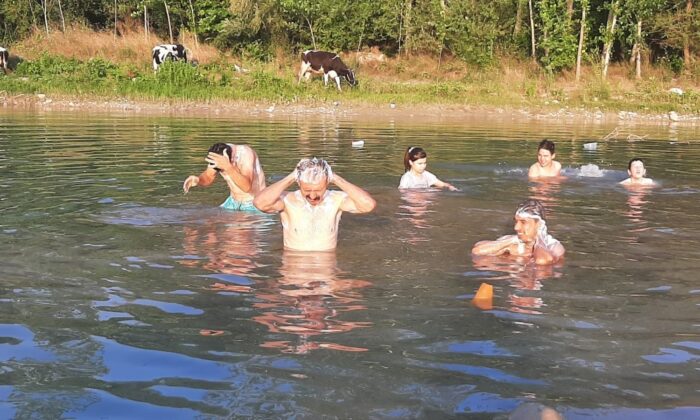 Su kesintilerini protesto için derede banyo yaptılar