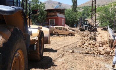 Sulama kanalı patladı, evler su altında kaldı