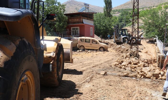 Sulama kanalı patladı, evler su altında kaldı