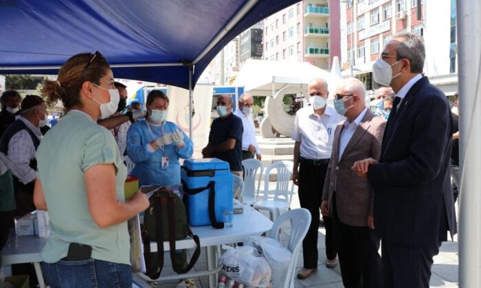 Sultanbeyli Kent Meydanı’nda mobil sağlık ekiplerinden vatandaşlara Covid-19 aşısı