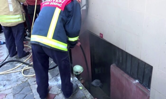 Sultangazi’de bodrum katında yangın çıktı