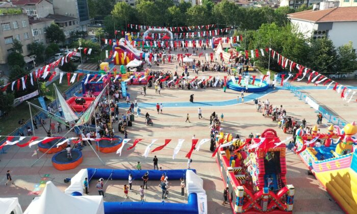 Sultangazili çocuklar bayramda eğlenceye doyuyor