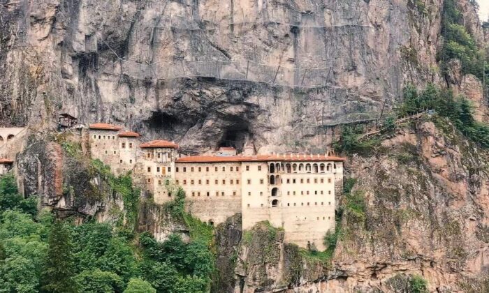 Sümela Manastırı’nı 3 haftada yaklaşık 30 bin kişi ziyaret etti