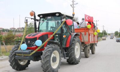Sünnet düğünü öncesi traktörü süsleyerek çocuğu gezdiriyorlar