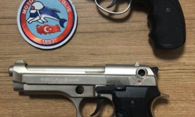 Şüphe üzerine durdurulan araçta kurusıkı tabancalar ele geçirildi