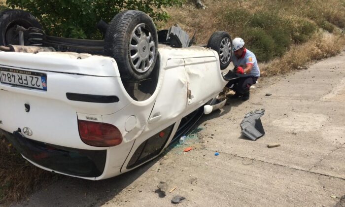 Takla atan otomobilde anne ve kızı yaralandı