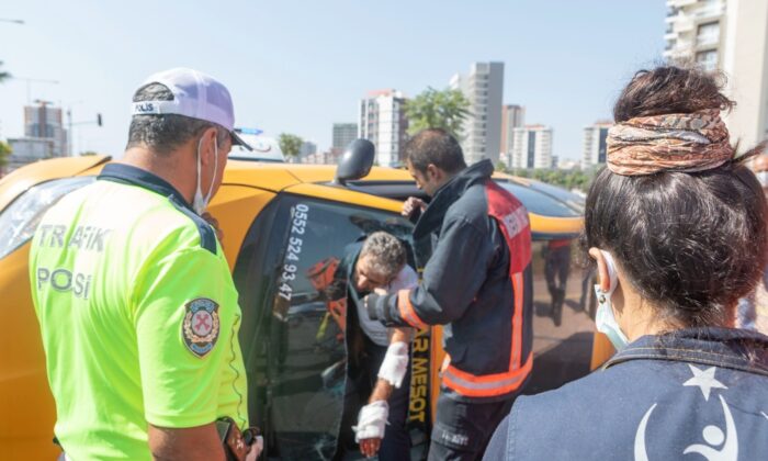 Takla atan taksinin şoförü aracın camı kesilerek kurtarıldı