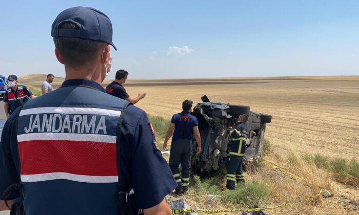 Takla atarak hurdaya dönen otomobilde 2 ölü, 4 yaralı