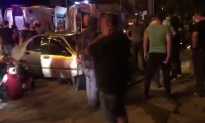 Takla atıp direğe çarparak durabilen otomobilden sağ çıktılar