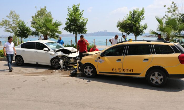 Taksiyle otomobil kafa kafaya çarpıştı: 3 yaralı
