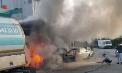 Tamir edilirken alev alan otomobili söndürebilmek için dakikalarca uğraştılar