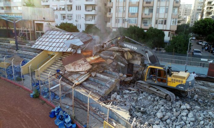 Tarihi 5 Ocak Stadyumu’nda yıkım başladı