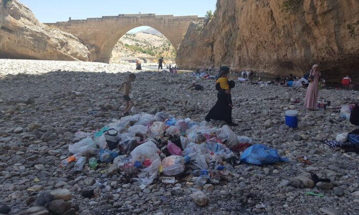 Tarihi cendere köprüsü çöpten geçilmiyor