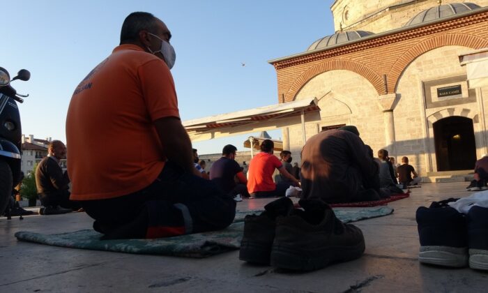Tarihi Kale Cami’de bayram namazı