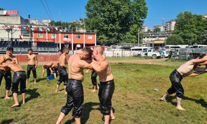 Tarihi Kırkpınar Yarışları’na 32 derece sıcakta hazırlanıyorlar