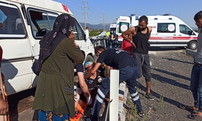 Tarım işçilerini taşıyan minibüsle otomobil çarpıştı: 6 yaralı