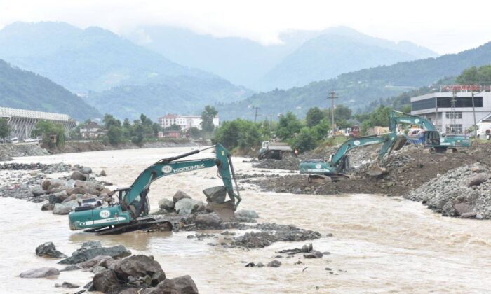Tarım ve Orman Bakanı Bekir Pakdemirli Arhavi’de incelemelerde bulundu