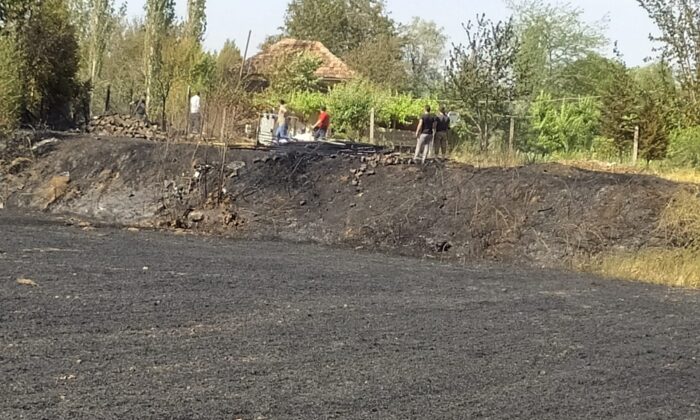 Tarlada çıkan yangında kümes alev aldı