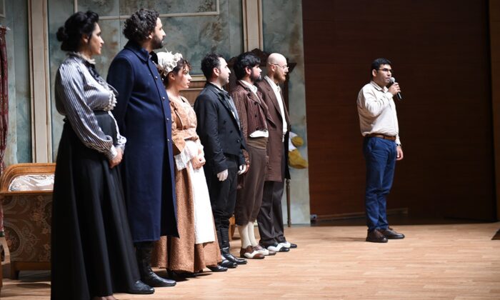 Tarsus Şehir Tiyatrosu, ‘Çehov Vodvil’ oyunu ile Mersinli izleyicilerle buluştu