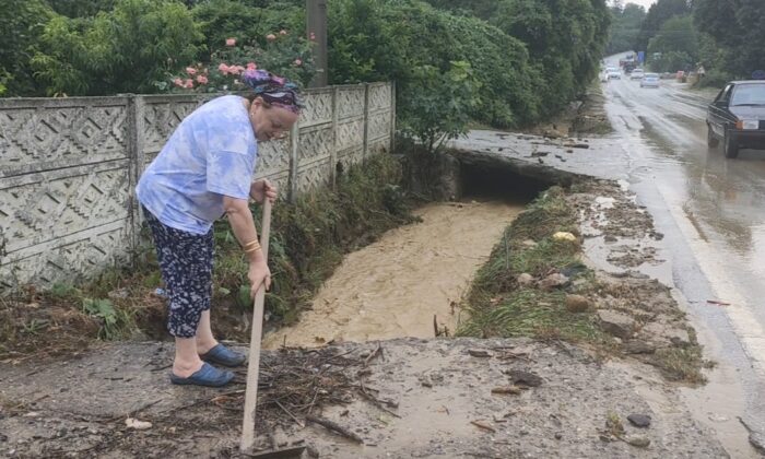 Taşan dere sebebiyle kapanan yol tekrar açıldı