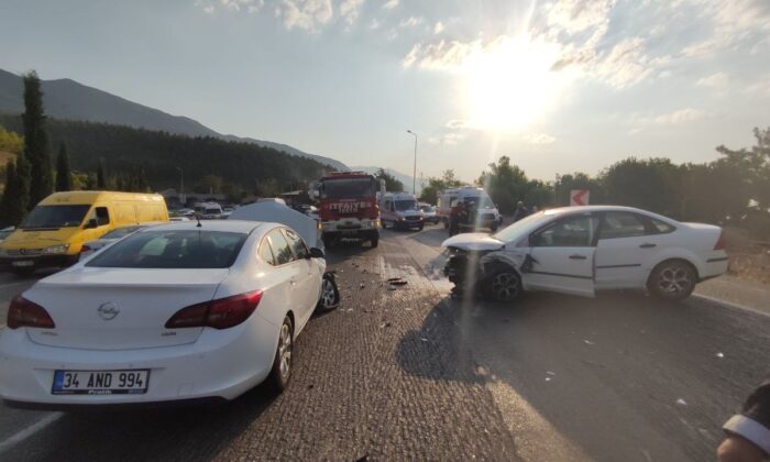 Tatil dönüşü 3 araç birbirine girdi: 7 yaralı