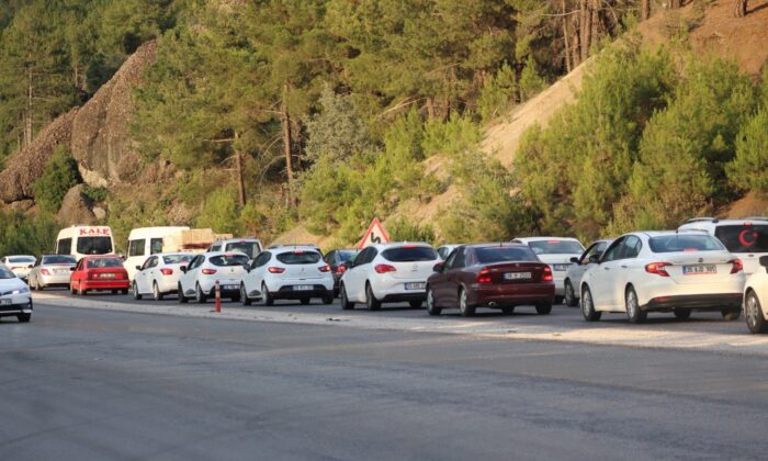 Tatil dönüşü trafik yoğunluğu arttı