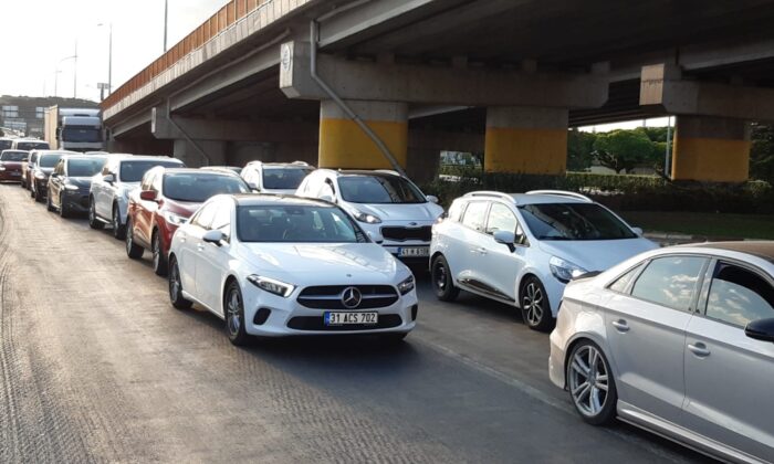 Tatilcilerin dönüş yolculuğunda uzun araç kuyrukları oluştu