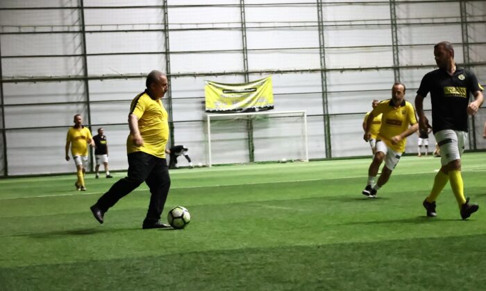 TBMM Başkanı Şentop stresini halı saha maçında attı