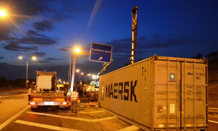 TEM Otoyolunda tır yön levhasına çarptı: 1 ölü