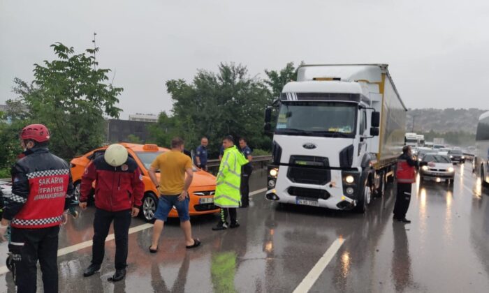 TEM Otoyolu’nda yağış kazayı beraberinde getirdi: 6 yaralı