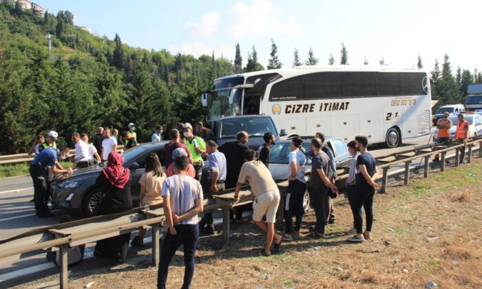 TEM’de 4 araç birbirine girdi: 4 yaralı