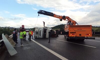 TEM’de devrilen tır kaldırıldı