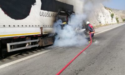 TEM’de kükürt yüklü tırda yangın