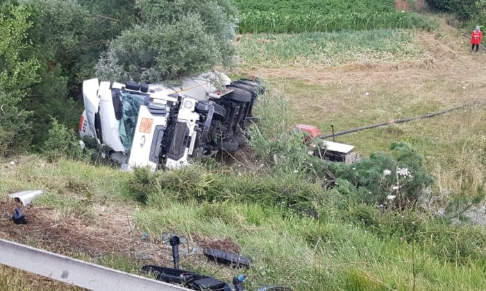 TEM’de şarampole uçan LPG yüklü tanker traktörün üzerine düştü: 1 yaralı