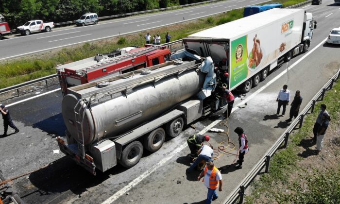TEM’de zincirleme feci kaza: Tanker tıra ok gibi saplandı, 1 ölü