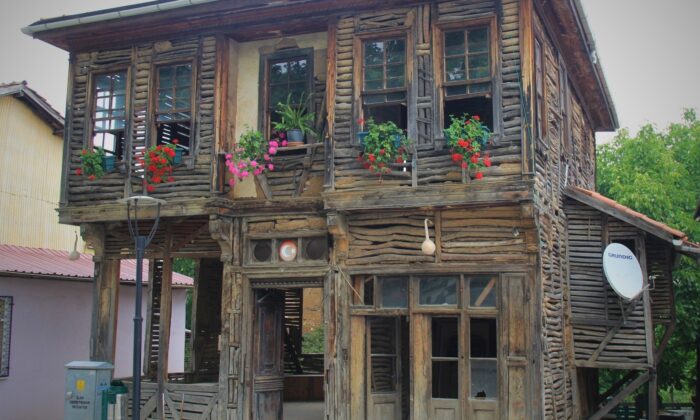 Terk edilen 150 yıllık ahşap ev, çiçeklendirilerek hayata döndürüldü