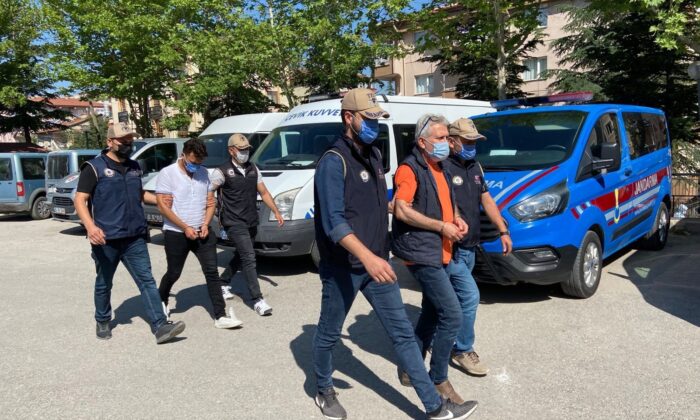 Terör örgütleri üyelerine finans sağlayan 2 şahıs adliyeye sevk edildi