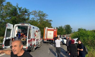 Ters şeride giren otomobil servis aracıyla çarpıştı: 14 yaralı