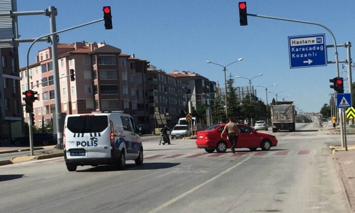 Ters yönde giden sürücü karşıdan polis gelince yakayı ele verdi