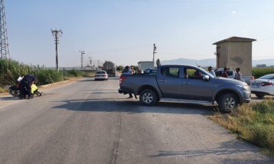 Tescilsiz motosiklet kamyonete çarptı: 1’i ağır 2 yaralı