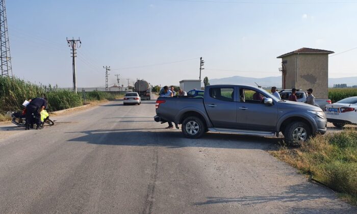 Tescilsiz motosiklet kamyonete çarptı: 1’i ağır 2 yaralı