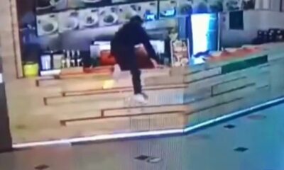 Tezgahın öbür tarafına atlayıp para çaldı: Soğukkanlı hırsız kamerada