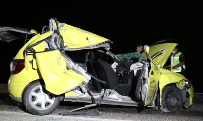 Ticari taksi arpa yüklü traktöre arkadan çarptı: 2’si ağır 3 yaralı