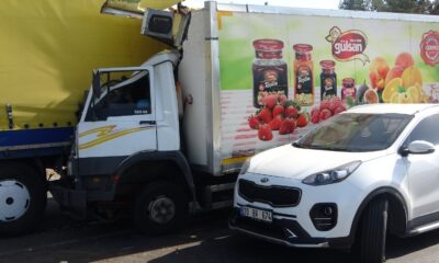 Tıra çarpan kamyonet kullanılmaz hale geldi; 1 yaralı